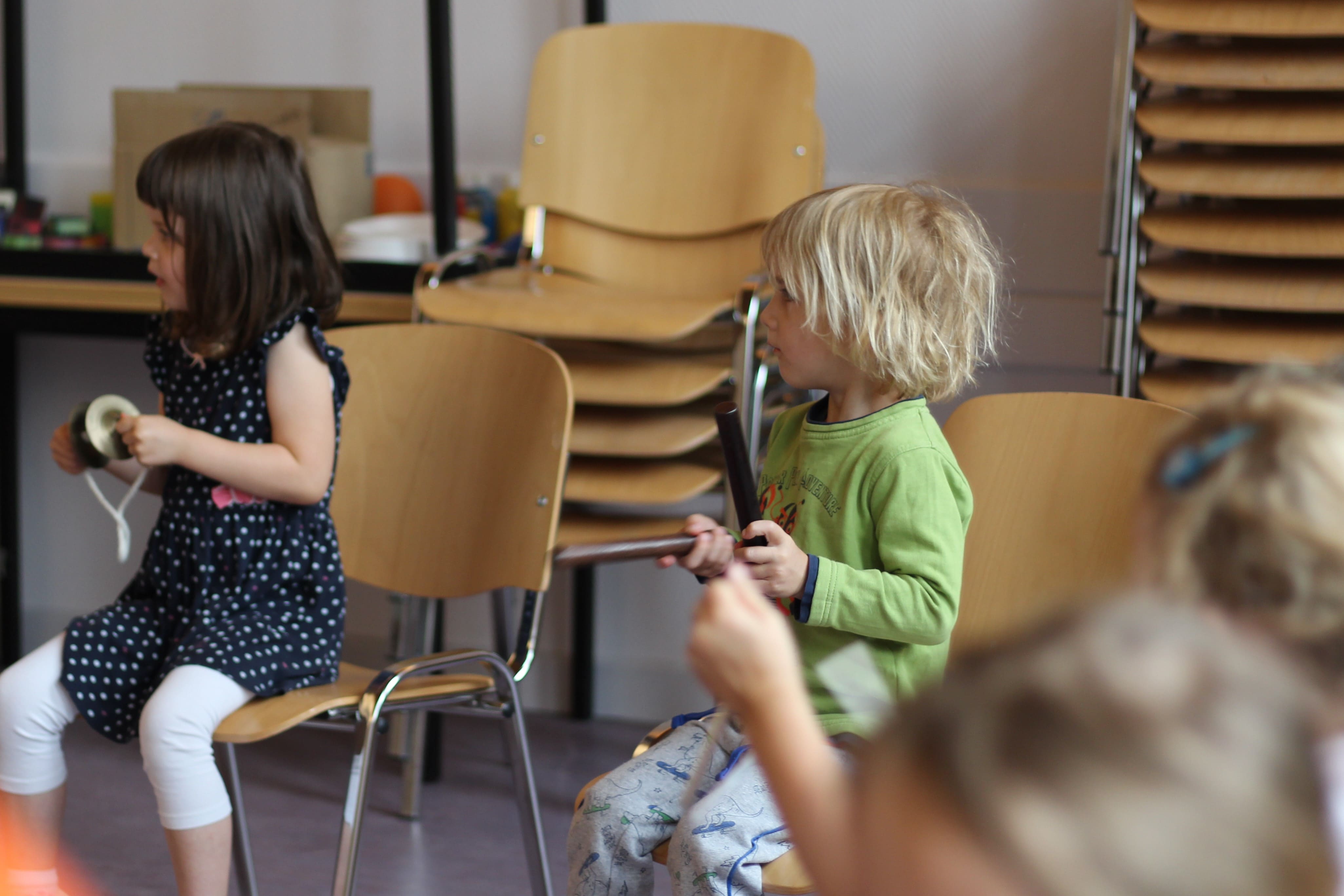 Vater und Tochter musizieren zusammen